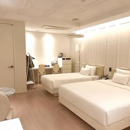 Hotel Wanted-2