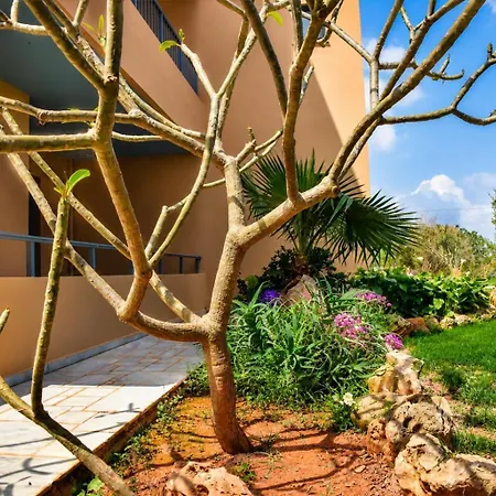 Golden Bay Apartments - Pool&Garden Retreat-2