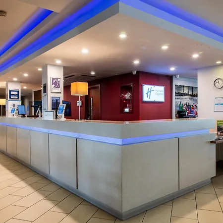 Holiday Inn Express Glasgow Airport By Ihg-3