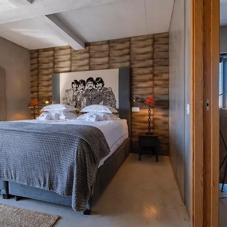 Surfers Lodge Peniche-2