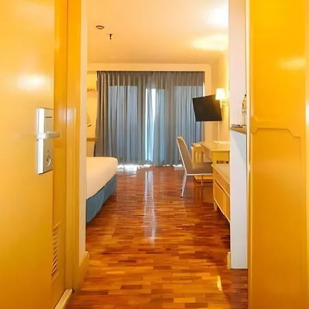 The Aloha Hotel-2