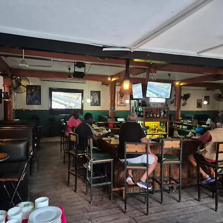 Q2 Bar & Guesthouse-3