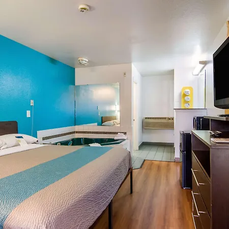 Motel 6 Portland Mall - 205-3