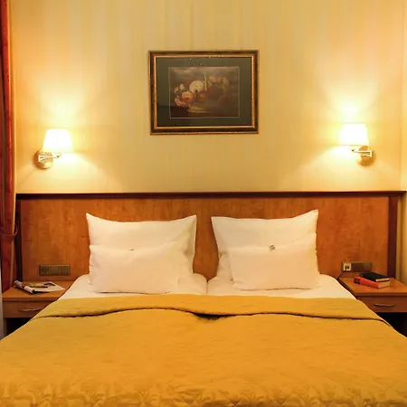 Pension Opera Suites I Self Check In I Ac In All Rooms-2