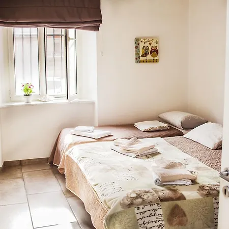 Bed & Breakfast Lady-B-2
