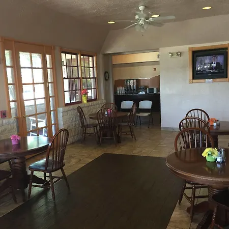 Fredericksburghillcountryhotel-3