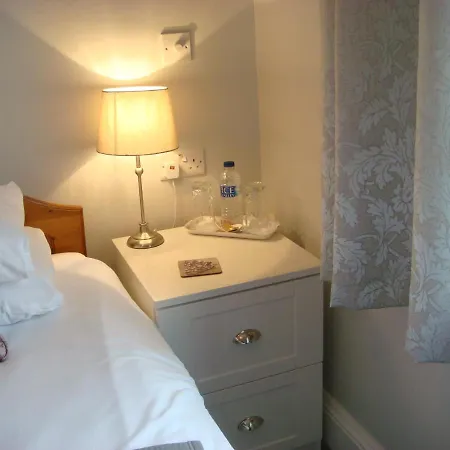 Broadlands Guest House-3