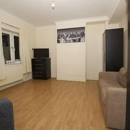 Colebert Avenue Apartment-3