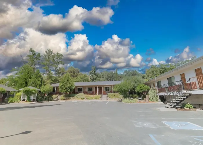 Mariposa Lodge
