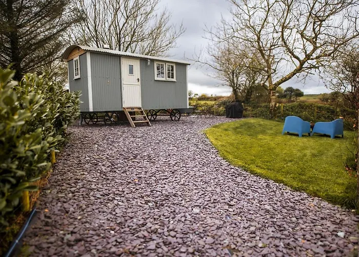 Luxury Shepherd'S Hut On Meadow With Outdoor Bath In Mid Cornwall