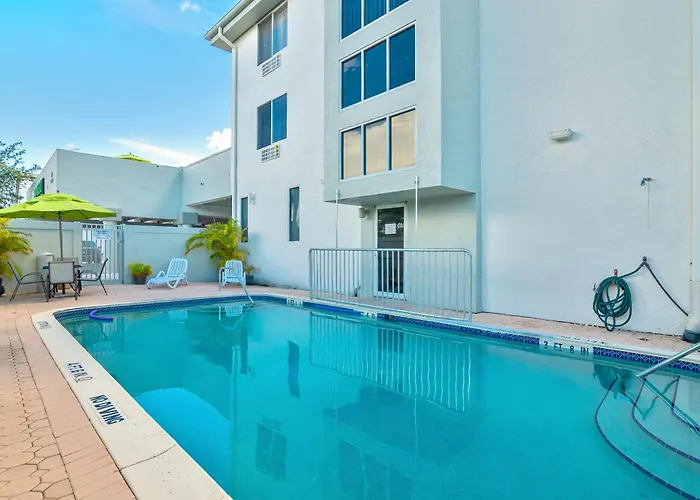 Naples Park Central Hotel