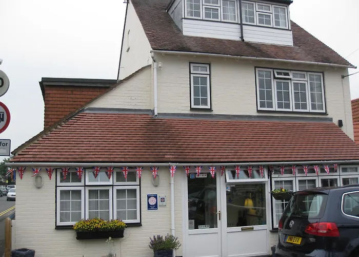 Penryn Guest House, Ensuite Rooms, Free Parking And Free Wifi Shottery