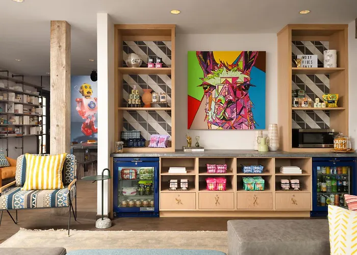Hotel Moxy Santa Barbara
