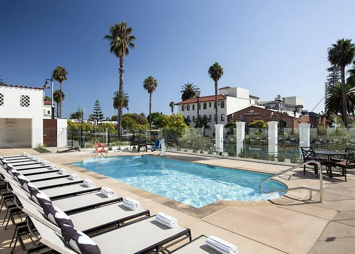 Hotel Moxy Santa Barbara