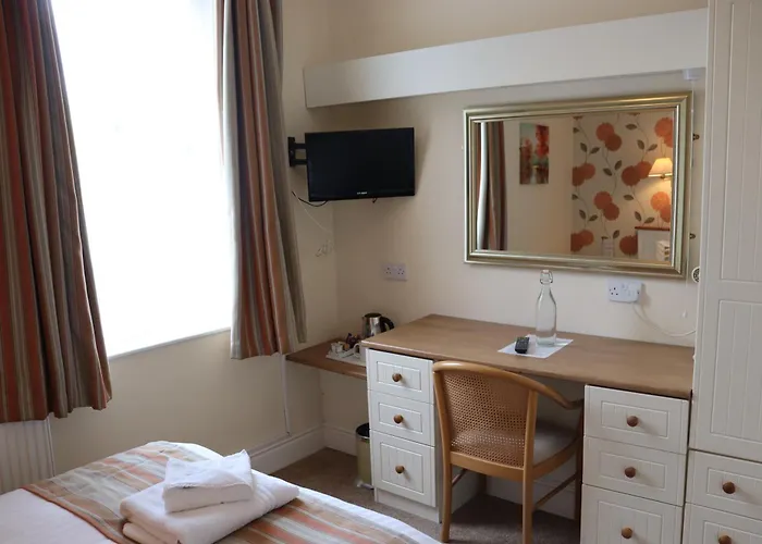 Lion Hotel & Studio Apartments Criccieth