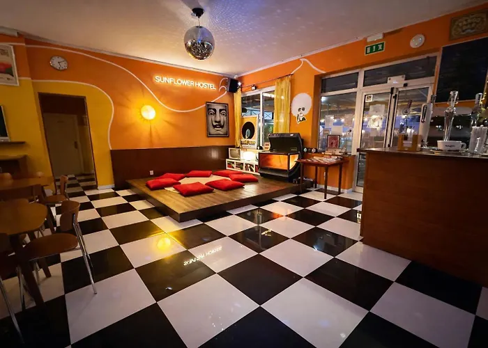 Sunflower Beach Backpacker Hostel & Bar