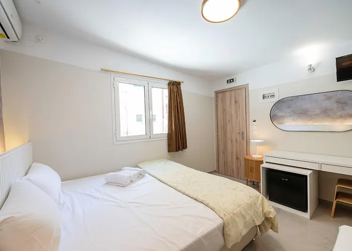 Lux Hotel 5 Mins Walk From Port Of Piraeus And Metro Station