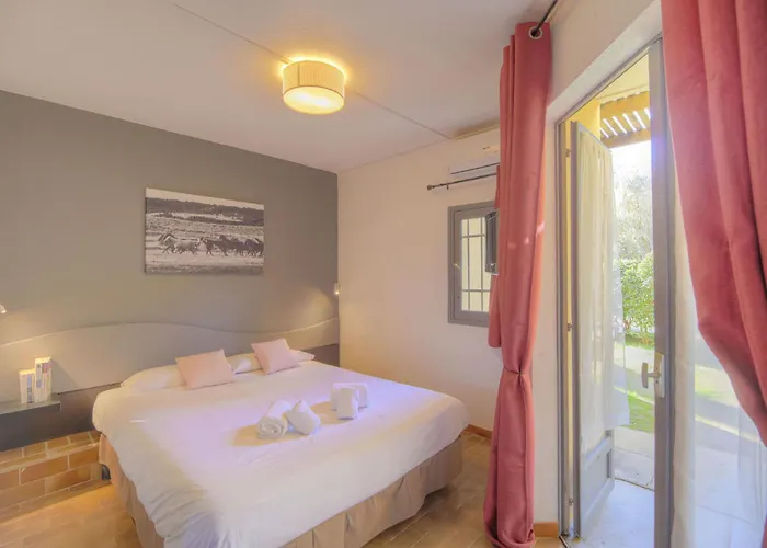 Marina Hotel Club