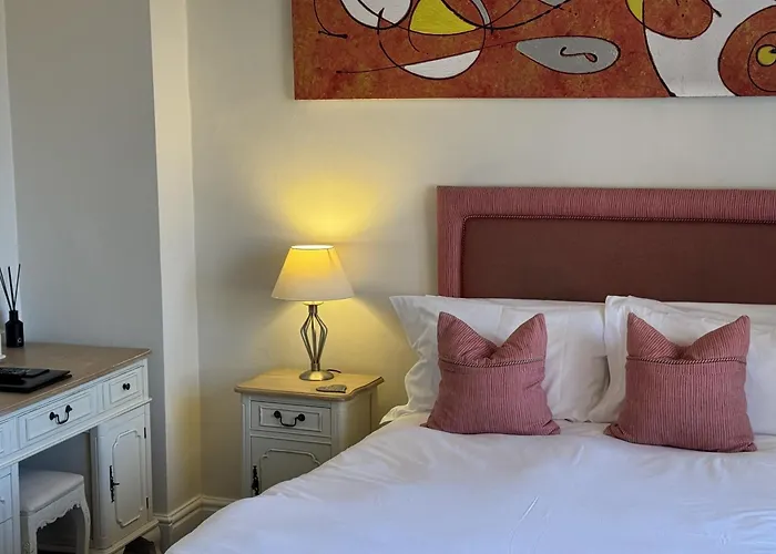 The Old Fourpenny Shop Hotel Warwick 