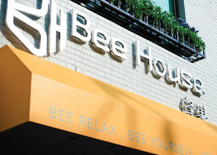 Bee House By Cosmos Creation - Taipei Main Station