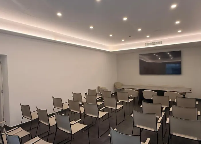 J Maluni City Hotel