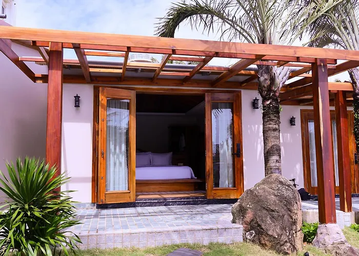 The Tahiti Beach Hotel