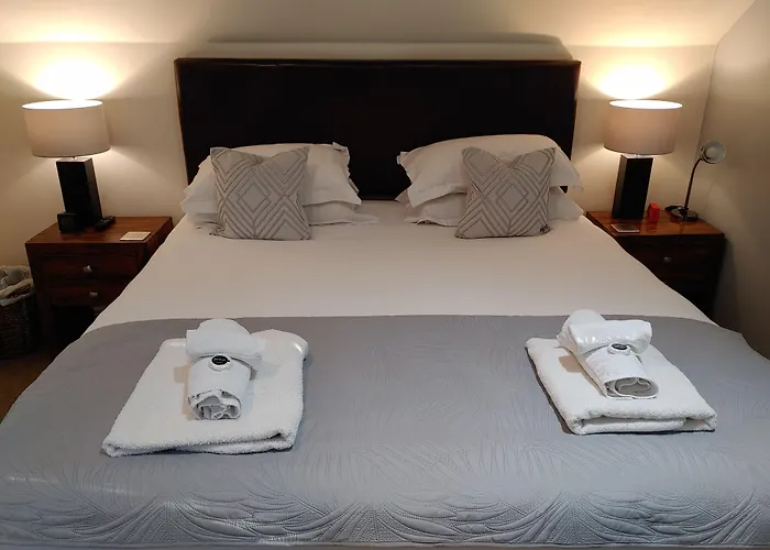 The Bath House Boutique B&B - In-Room Breakfast - Free Parking