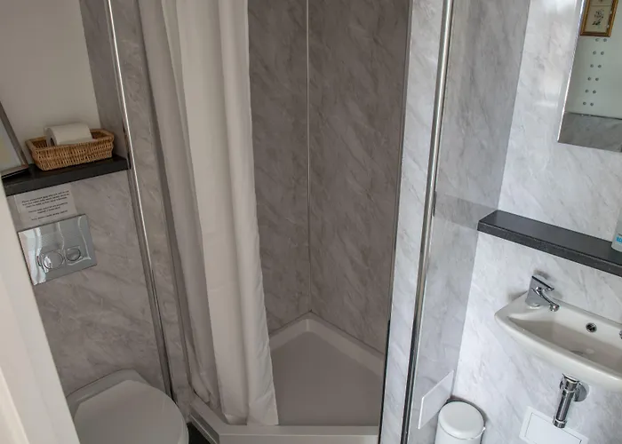 Toothbrush Rooms At Lattice Lodge - Guest Kitchen & Ev Recharging