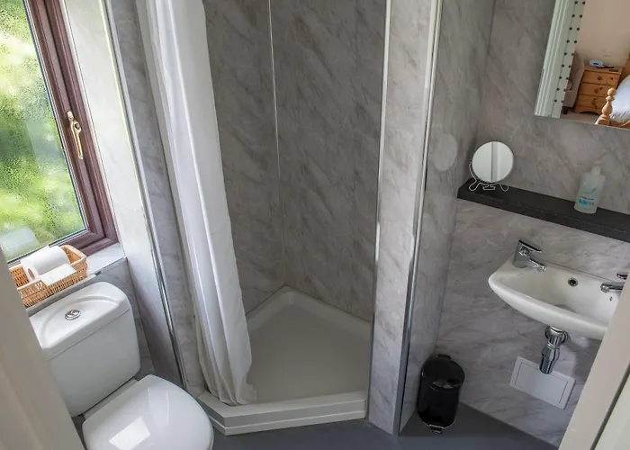 Toothbrush Rooms At Lattice Lodge - Guest Kitchen & Ev Recharging