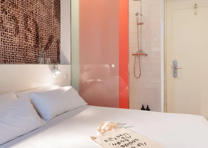 Chic & Basic Tallers Hostal