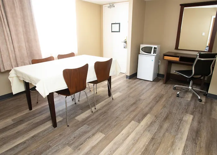 Hotel Super 8 By Wyndham Mississauga