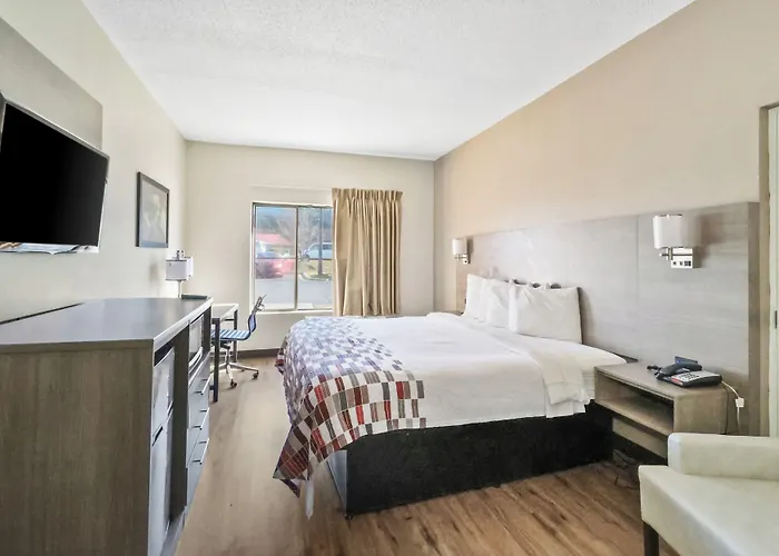 Red Roof Inn & Suites Fayetteville-Fort Bragg