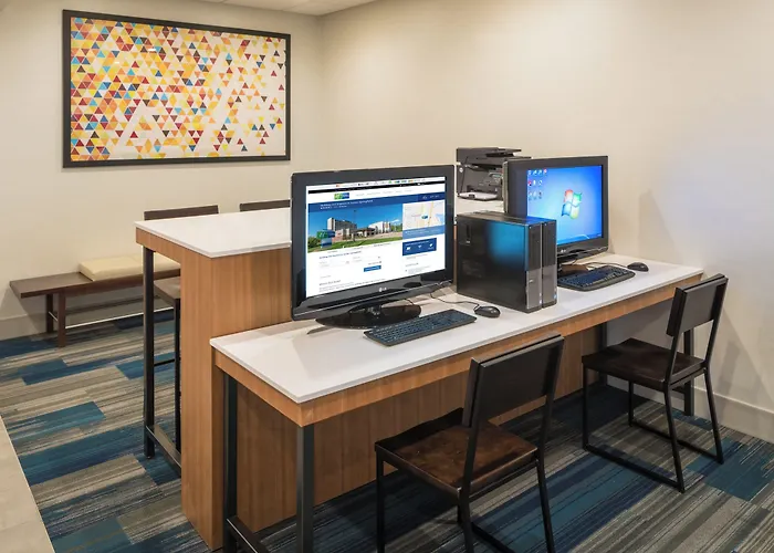 Holiday Inn Express & Suites Springfield By Ihg