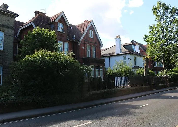 Acorn Lodge Guest House - Free Parking
