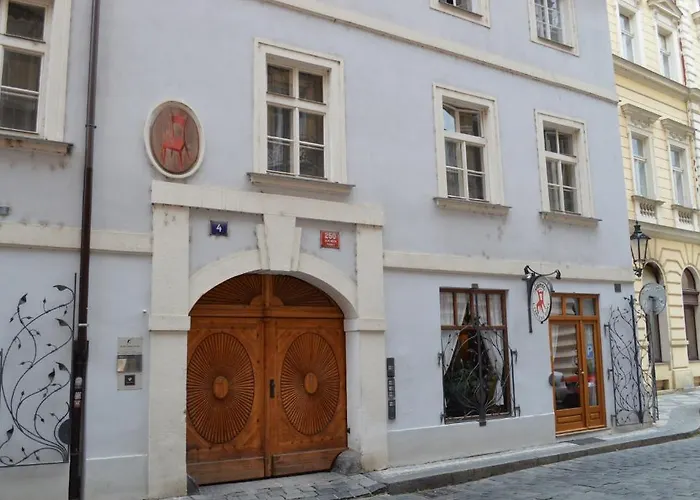 U Cervene Zidle - Red Chair Hotel