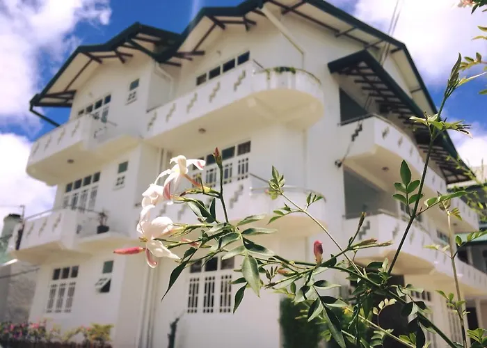 Lake View Hotel & Bungalow Nuwara Eliya