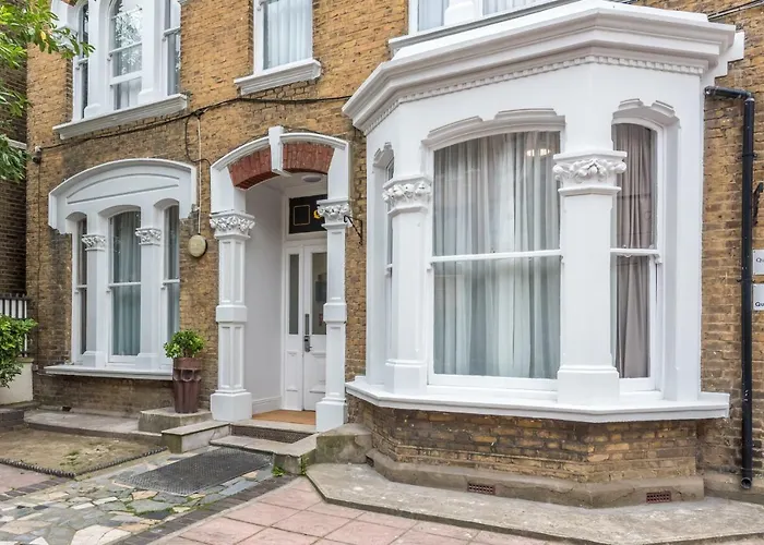 Queens Drive Hotel At Finsbury Park London